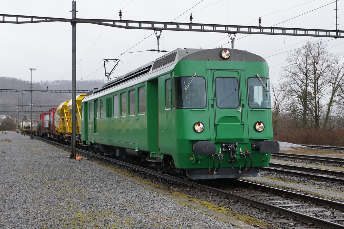 Swiss Rail Traffic (SRT)
Güterverkehr ab und nach Rekingen via RBL.
Makies-Triebwagen BDe 576 059, ehemals SOB, im Dienste von SRT.
Kurz vor der Abfahrt in Rekingen am 1. März 2019.
Bildausschnitt Fotoshop.
Foto: Walter Ruetsch