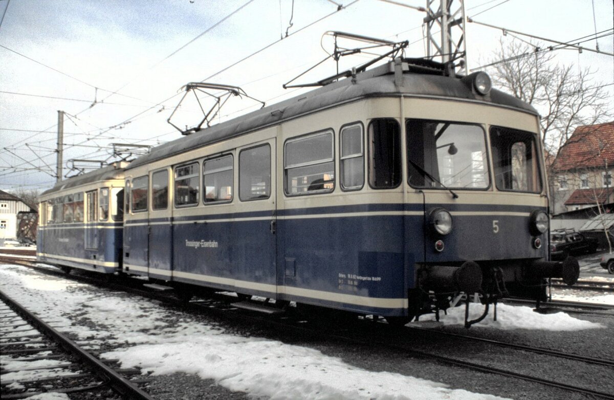 T 5 Baujahr 1956 von MF Esslingen/SSW Fabrik Nr.24 836, L�P 12,30m und T 6 Baujahr 1968 von Rastatt Fabrik Nr. 21/3 L�P 12,54m beim Jubil�um 100 Jahre Trossinger Eisenbahn in Trossingen Stadt am 13.12.1998.