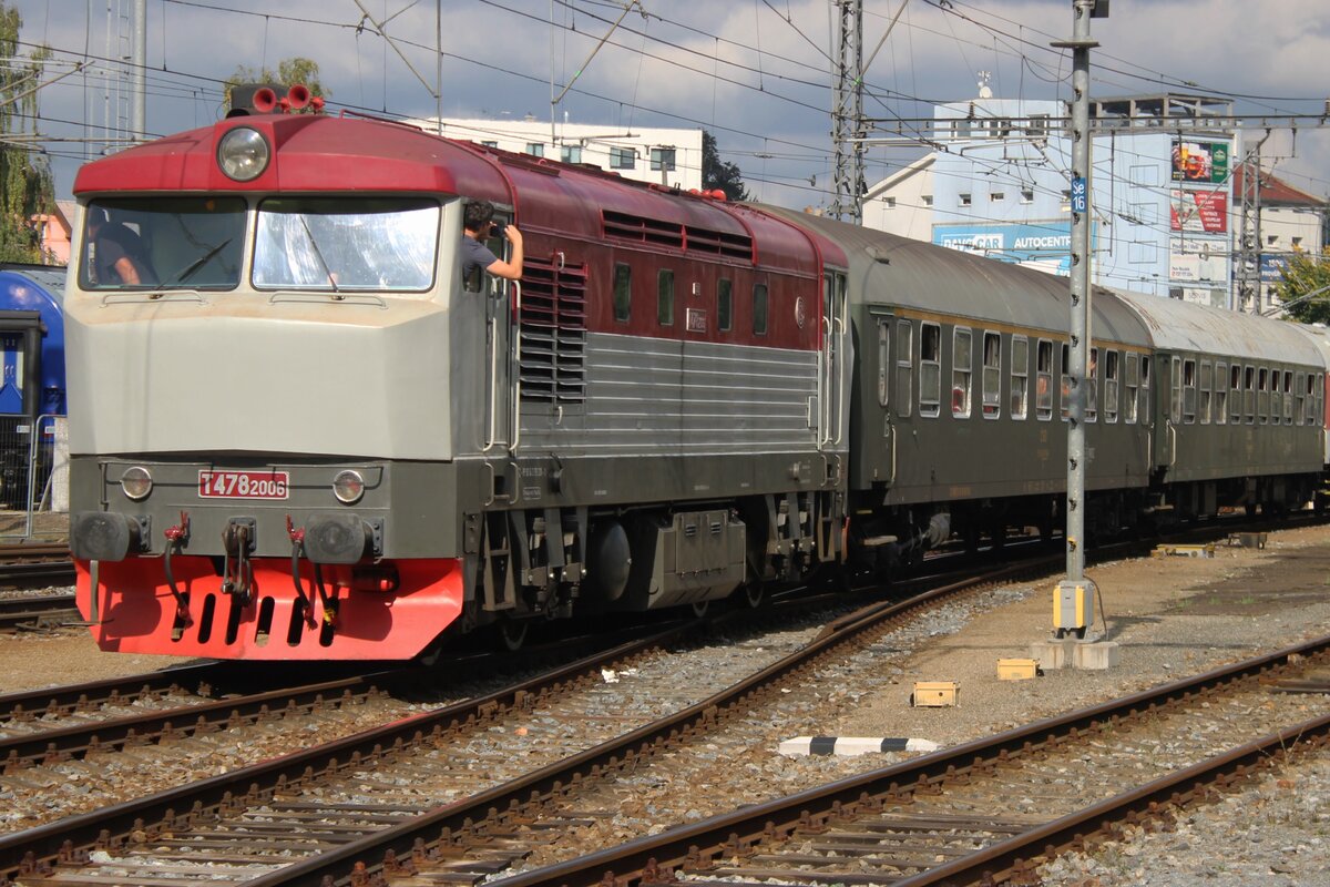 T478-2006 schiebt am 28 September 2025 während ein Rangiermanöver in Benesov u Prahy eine der manche Sonderzüge, und das ganze wird von einer der Lokführer mit Handy optisch notiert.