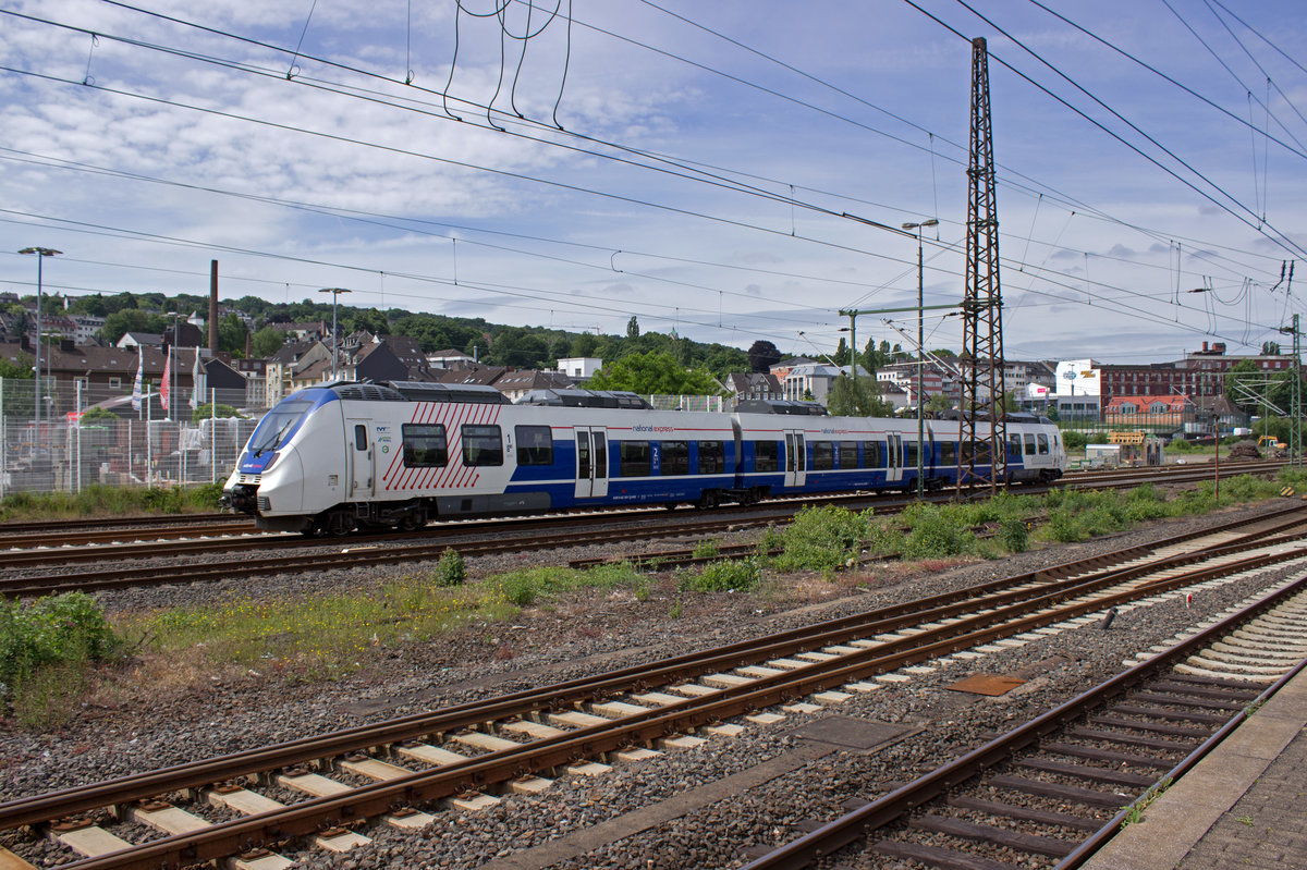 Tags�ber stehen auf den G�tergleisen in Oberbarmen h�ufig einige NX-Triebwagen abgestellt, die in der Hauptverkehrszeit die Z�ge der RB48 verst�rken. 9442 159 wartet hier am Mittag des 08.06. auf neue Eins�tze.