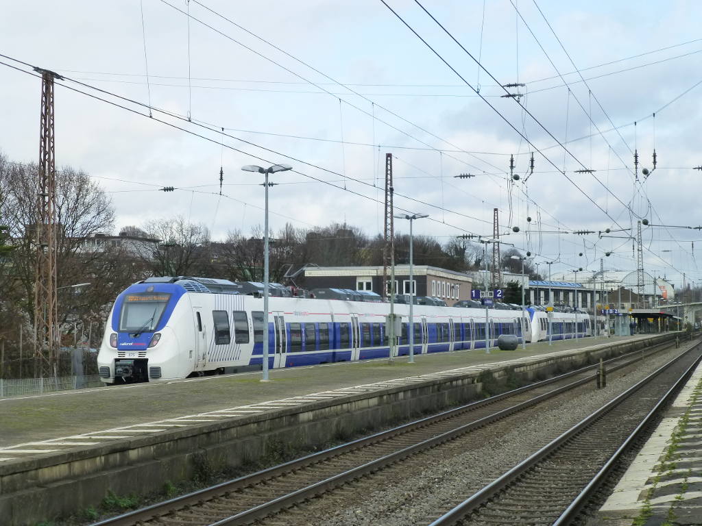 Talent 155 und 375 erreichen als RB48 den Endbahnhof W-Oberbarmen auf Gleis 1, 23.12.15.