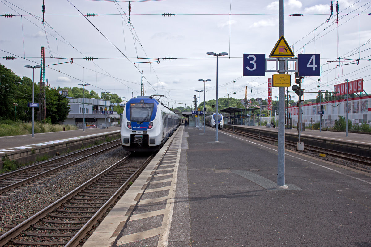 TALENT-Treffen in Oberbarmen: W�hrend 9442 357 und ein weiterer F�nfteiler auf dem Weg nach Rheine nur kurz zwischenhalten verbringt im Hintergrund auf Gleis 4 die RB48 ihre Wendepause.