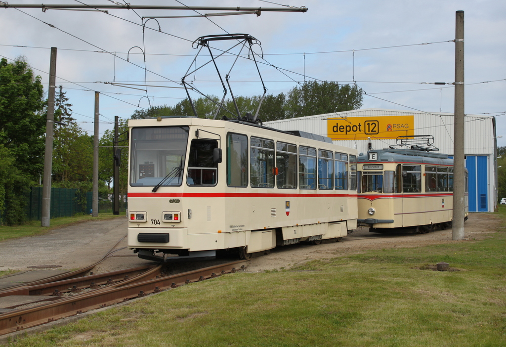 Tatra T6A2(704)mit Gelenktriebwagen des Typs G4 beim Rangieren vor dem Depot 12 in Rostock-Marienehe.20.05.2017