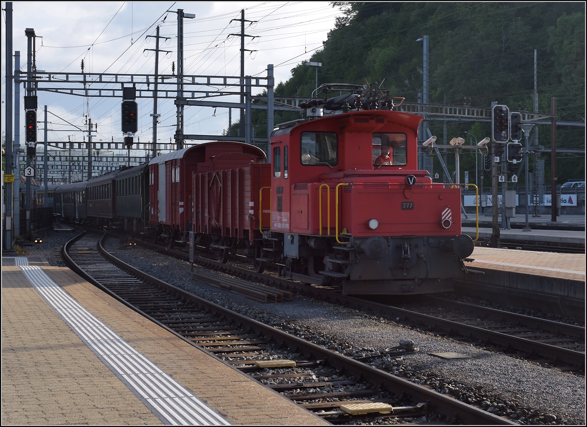 Tem<sup>II</sup> 277 wird mit einem ganzen Zug in den Bahnsteigbereich von Olten rangiert. Mai 2017.