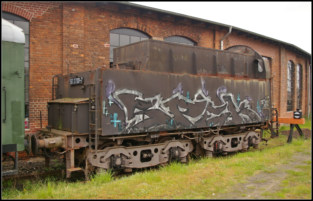 Tender der 50 3700, abgestellt auf einem Stumpfgleis am Lokschuppen der Dampflokfreunde Salzwedel e.V. (DLFS). Geplant ist die Lok zum rollfähigen Ausstellungsstück aufzuarbeiten. Entdeckt beim Fest  30 Jahre Traktionswechsel Wittenberge  am 06.05.2017.