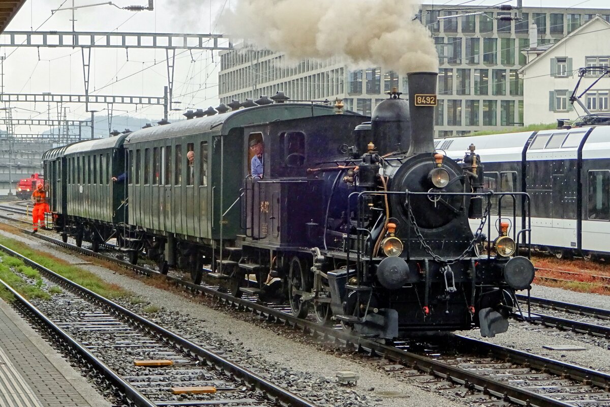 Tigerli 8492 steht am 25 Mai 2019 mit ein Sonderzug in Brugg AG beim Anfang der Brugger Bahntage von die Verein Mikado 1244.