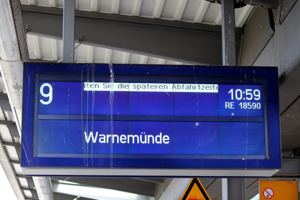 Totgesagte leben l�nger seit dem 03.04.2015 f�hrt der RE 18590 wieder von Berlin nach Warnem�nde.(Rostock Hbf)
