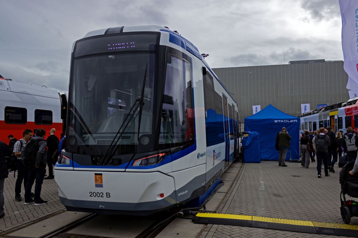 Tram-Train-Fahrzeuge sind bisher praktisch immer Sonderanfertigungen gewesen, mit entsprechenden Schwierigkeiten bei der Beschaffung. Um diesen Problemen zu entgehen haben sich diverse deutsche und �sterreichische Betriebe zusammengeschlossen, um eine standardisierte Fahrzeugplattform zu entwickeln. Das erste Vorserienfahrzeug, Wagen 2002 der Saarbahn Saarbr�cken, war auf der InnoTrans zu sehen.