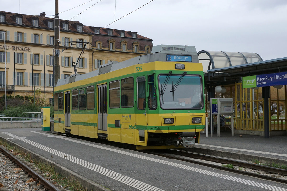 trans N/TN: Der Be 4/4 506 der Linie 215 in Neuch�tel auf die Abfahrt nach Boudry wartend am 10. November 2017.
Normalerweise verkehren die Tramz�ge auf dieser �berlandstrecke mit einem Steuerwagen.
Bald werden diese Fahrzeuge aus dem Jahre 1981 durch die j�ngeren Be 4/8 31 - 34 mit Baujahr 2004/2008 der AB/TB ersetzt.
Foto: Walter Ruetsch