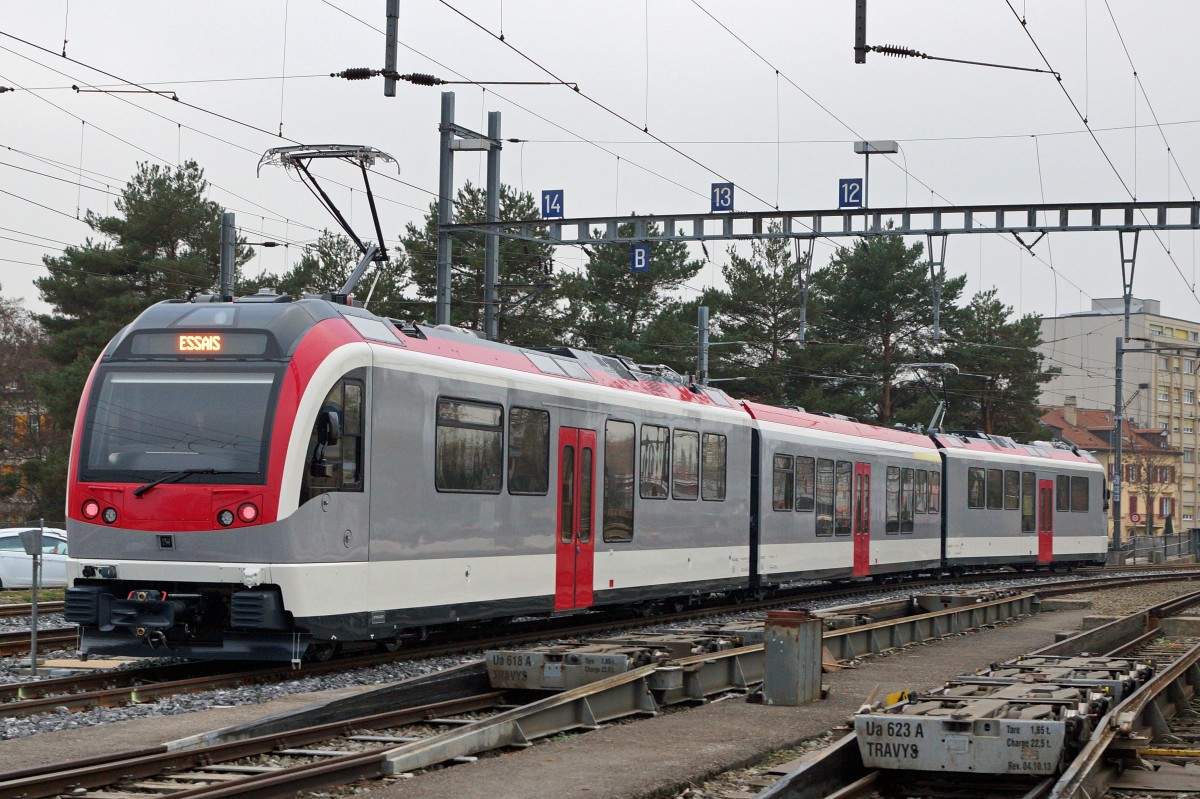 TRAVYS: Der neue Zug von Stadler Rail bestehend aus Be 4/4 3001 +AB 3031 + Be 4/4 3002 auf einer Probefahrt bei Yverdon les Bains am 12. November 2015.
Foto: Walter Ruetsch