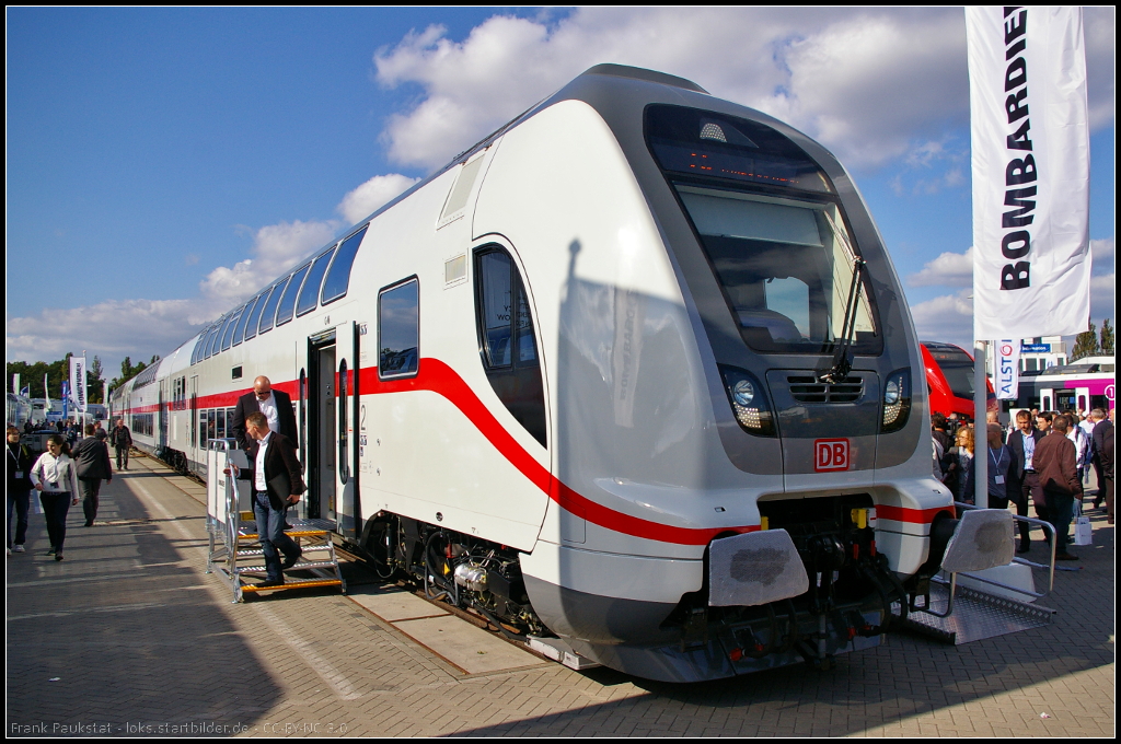 Twindexx Control Car D-DB 50 80 86-81 860-8 DBpbzfa 668.2.

Die Twindexx-Vario-Wagen (Dosto 2010) wurden von Bombardier werden seit 2009 gefertigt und k�nnen im Fern- und Regionalverkehr eingesetzt werden. Wenn die Triebwagenvariante verf�gbar ist, k�nnen diese Z�ge auch als eigenst�ndige Triebz�ge ohne Lok verkehren. Mit E-Lok soll die Baureihe 146.2 zum Einsatz kommen. F�r den Regionalbetrieb wurden 5 Doppelstocktriebz�ge f�r den Verkehr auf der Linie RE 5 des VBB in Berlin-Brandenburg. Weitere Verkehre sollen bis 2017 ausgeliefert sein.
<p>
Daten und Infos Wiki (deutsch): http://de.wikipedia.org/wiki/Bombardier_Twindexx
