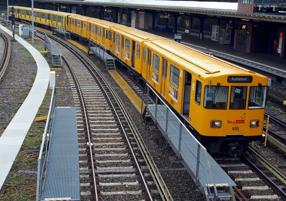 U-Bahn Berlin; A 3 L 92.1 Nr.610 von ABB Baujahr 1993 Typ 4x+4x TwZR bei der Station Olympiagelände Berlin am 21.10.2019.