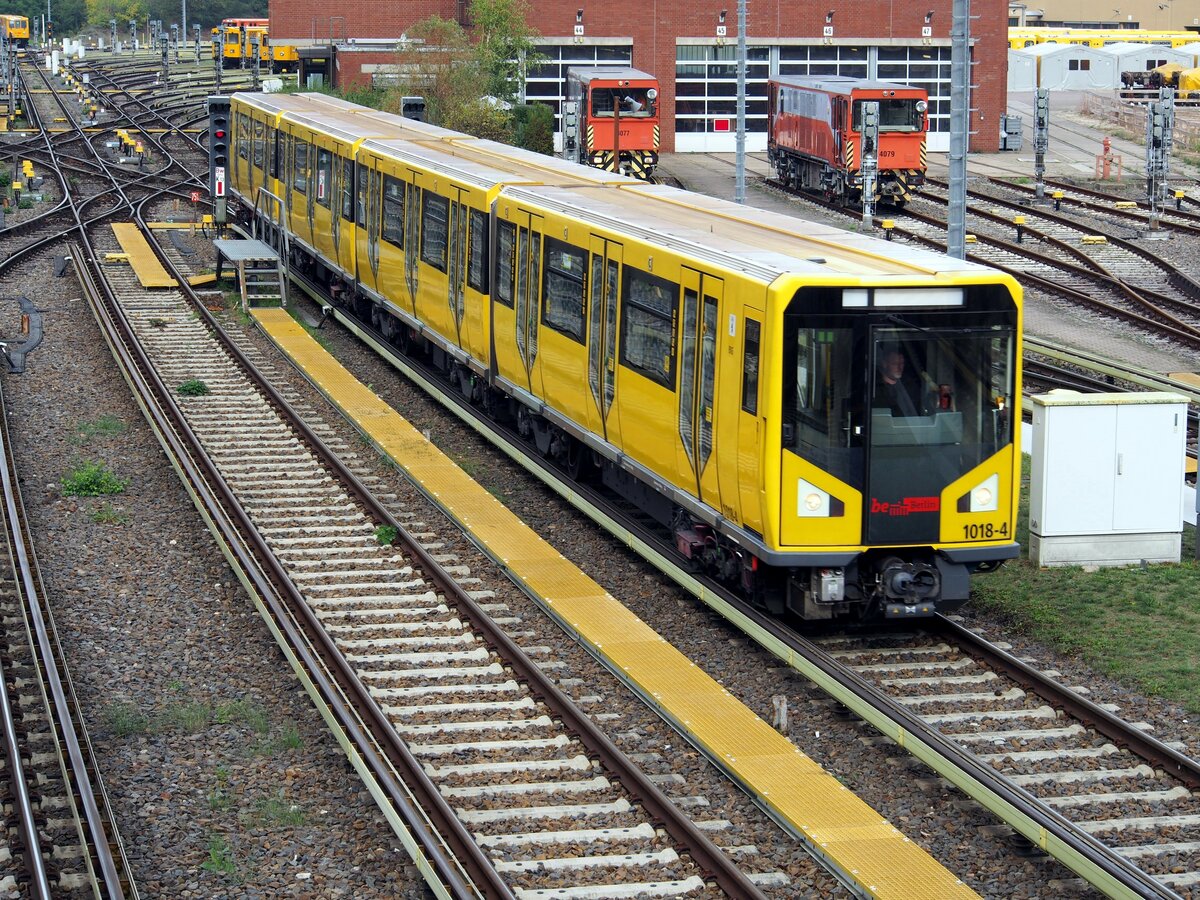 U-Bahn Berlin HK 06 Nr.1018 Typ 4+4x TwZR von Bombardier Bujahr 2007 fährt aus dem Betriebsgelände Olympiagelände aus am 21.10.2019.