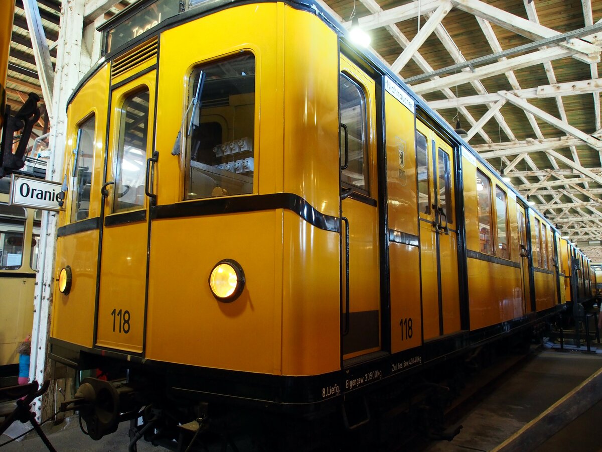 U-Bahn Typ B II T4 Nr.118 von Fabrik Dessau Baujahr 1927 in der Monummentenhalle des Technik Museum Berlin am 09.09.2018.
