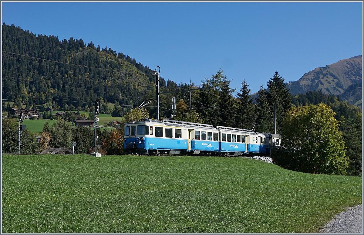 Überraschend, und dadurch ungeschickt gestanden, begegnet mir bei Gstaad der ABDe 8/8 4002 mit einem Regionalzug nach Montreux.
5. Okt. 2018