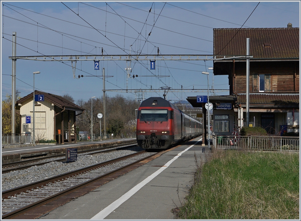 Überraschend erfreulich für die Bildoptik: Die SBB Re 460 048-2 ist an der Spitze statt am Schluss ihres IR90 eingereiht. 

Roches, den 17. März 2020