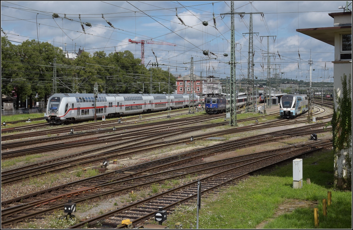 Überraschung in Singen. Es wird offensichtlich Ernst mit den Westbahn-Kiss auf der Gäubahn. 93 85 4110 012-0 CH-DB fährt von Schaffhausen nach Singen ein. August 2020. Symbolträchtig fahren nunmehr die Re 4/4 II 11383 mit IC-Wagen und der unzuverlässige Twindexx IC2 mit 147 aus, während der KISS-IC einfährt.