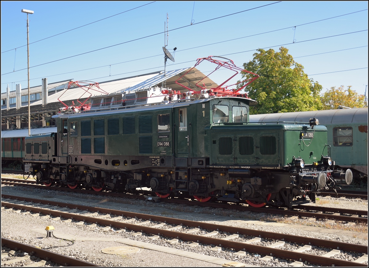 Überraschung. Zwei Krokodile suchen Konstanz heim, auf ihrem Weg nach Göppingen. E 94 088 rangiert als Blindenhund vor des Schweizer Krokodil. September 2019.