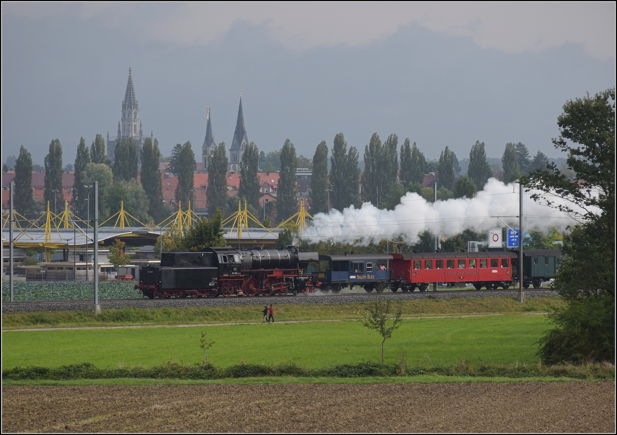 Uferdampffahrten mit Aushilfskraft 23 058.

Hier wird noch auch Kreuzlingen raus kräftig beschleunigt Richtung Tägerwilen-Gottlieben. Im Hintergrund das Münster Konstanz. Tägerwilen, September 2021.