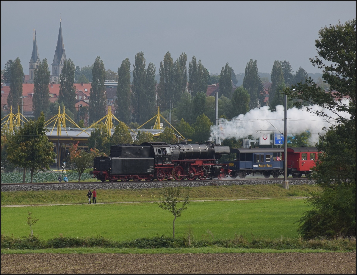 Uferdampffahrten mit Aushilfskraft 23 058.

Hier wird noch auch Kreuzlingen raus kräftig beschleunigt Richtung Tägerwilen-Gottlieben. Im Hintergrund die Stefanskirche Konstanz. Tägerwilen, September 2021.