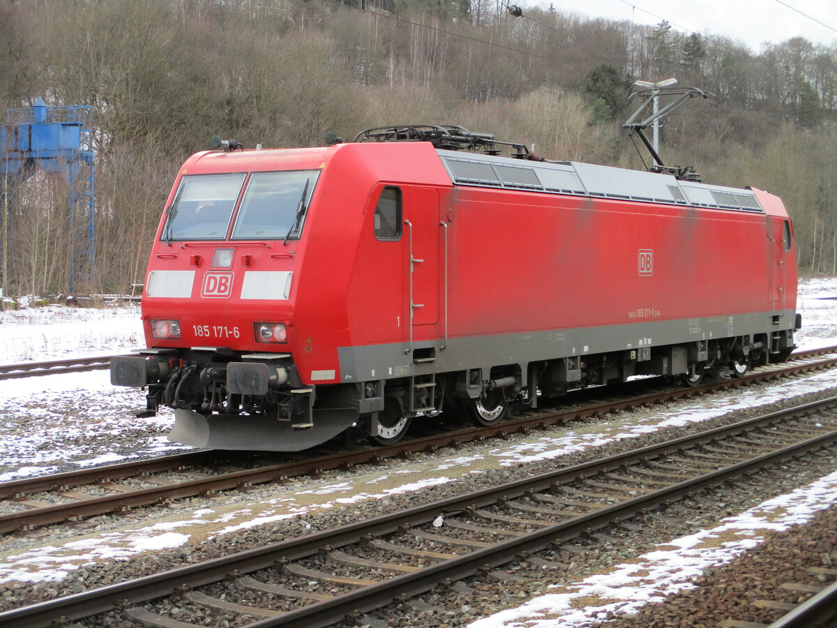 Um die Wartezeit bis zu meinem nächsten Thüringenurlaub,im April,nicht lang werden zulassen,überbrückte ich die Zeit mit einem Kurzurlaub im Februar.Weil ich mußte das sich der Bahnhof Probstzella fotomäßig lohnt,fuhr ich,am 01.Februar 2023,wieder hin.Hier stand die 185 171 aufgebügelt auf ihren Zug.