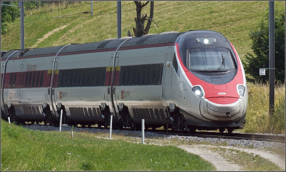 Umleiterverkehr auf dem Läufelfingerli. Ein RABe 503, dessen Nummer mir leider verborgen blieb, nähert sich dem Südeingang des Hauensteintunnels. Trimbach, Juli 2018.