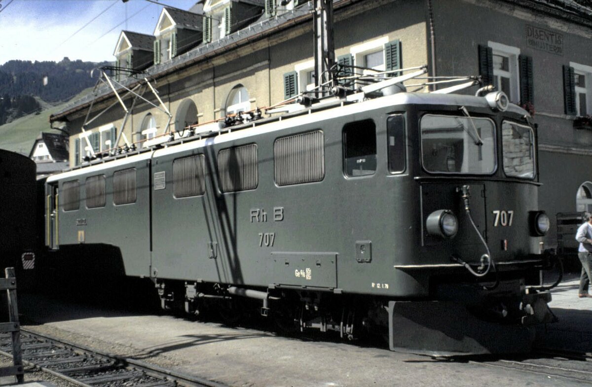 Und 9 Jahre davor: RhB Ge 6/6 II Nr.707 in Disentis-Muster im Juni 1981.