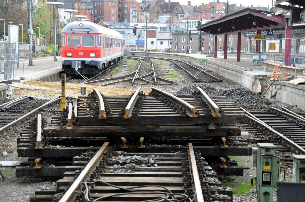 Und es hat Bumm gemacht....im Ulmer Bahnhof am Bahnsteig zu den Gleisen 25 (Bayerische Gleise) und dem Gleis 1 (Hauptstrecke in Richtung Stuttgart). Bei Probebohrungen, um Bomben vom 2. Weltkrieg ggf. zu orten hatte die Bohrmaschine einen Volltreffer gelandet und eine größere Fliegerbombe zur Detonation gebracht. Zum Glück gab es außer einem Schrecken  nur  einen größeren Sachschaden, da die Bombe unter einer dicken Betonplatte lag. Immerhin mußte der Bereich auf ca. 8 m Tiefe abgegraben und komplett saniert werden. Foto am 03.11.2009.