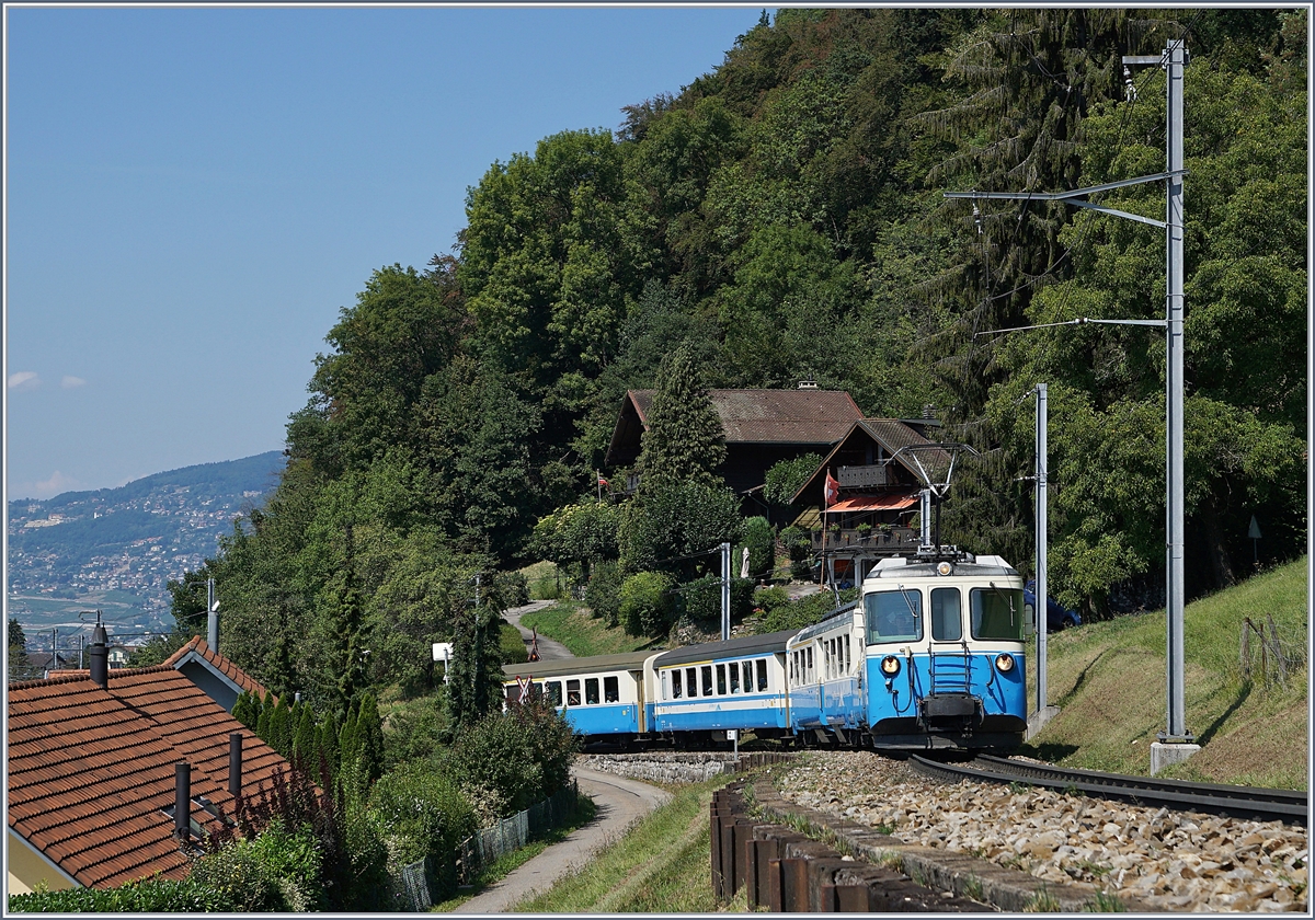 Und noch mehr  Nostalgie  gab es an diesem 21. Augst: Der MOB ABDe 8/8 4002 VAUD mit einem Regionalzug nach Zweisimmen kurz nach Chernex.
21. Aug. 2018