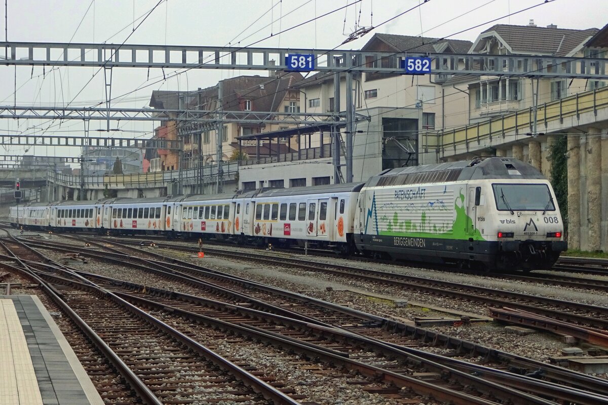 Und so sieht Vollwerbung aus: am 2 Jnner 2020 schiebt 465 008 (in Patenschaft Berggemeinde- Werbung) der Kambly EW-III Personenzug aus der Bahnhof von Spiez aus.