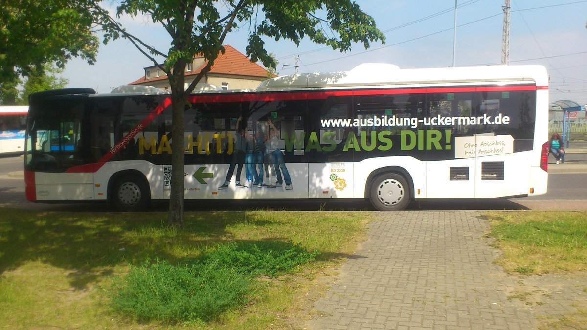 ....und wie schon in Schwedt f�hrt auch in Prenzlau dieser C2 mit der Werbung f�r die Ausbildung der UVG 