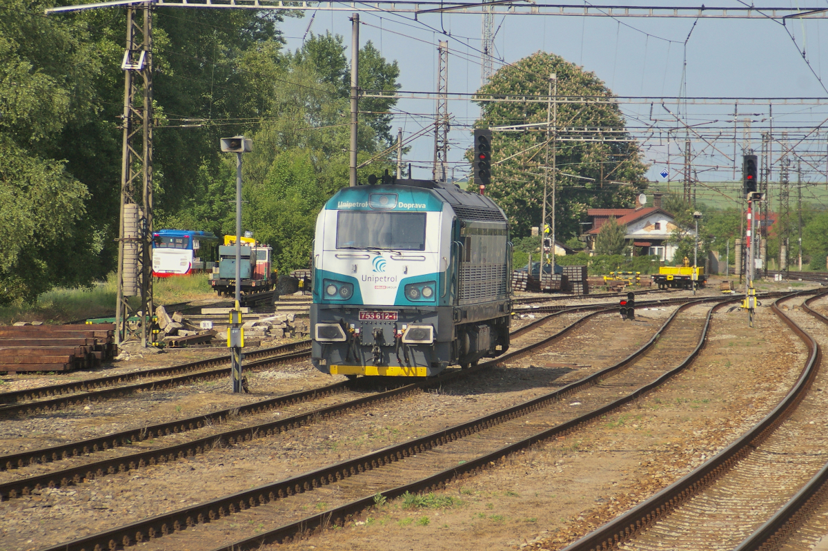 Unipetrol 753 612 am 20.05.2022 in Všetaty (CZ).

[92 54 2 753 612 CZ-UNIDO]
CZ LOKO EffiLiner 1600 Bizon
