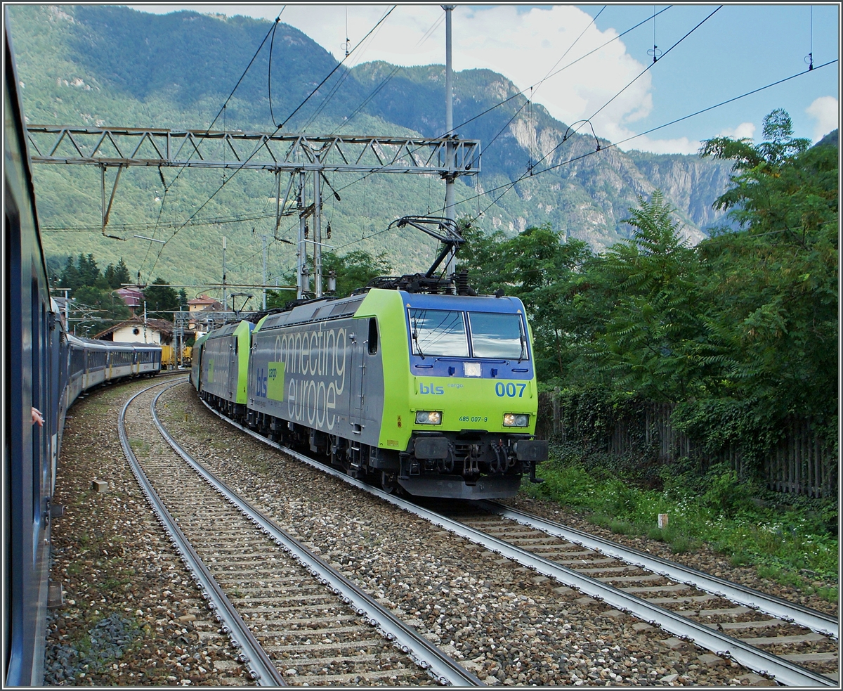 Unser IR von Doomodossola nach Brig berholt in Varzo eine von BLS Re 485 gefhrte RoLa. 
5. Augsut 2014