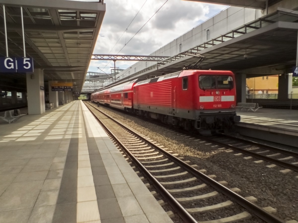 Unter unglücklichen Lichtbedingungen zeigt sich hier 112 105 mit einem RE5 nach Falkenberg (Elster) am 12.06. in Berlin Südkreuz.