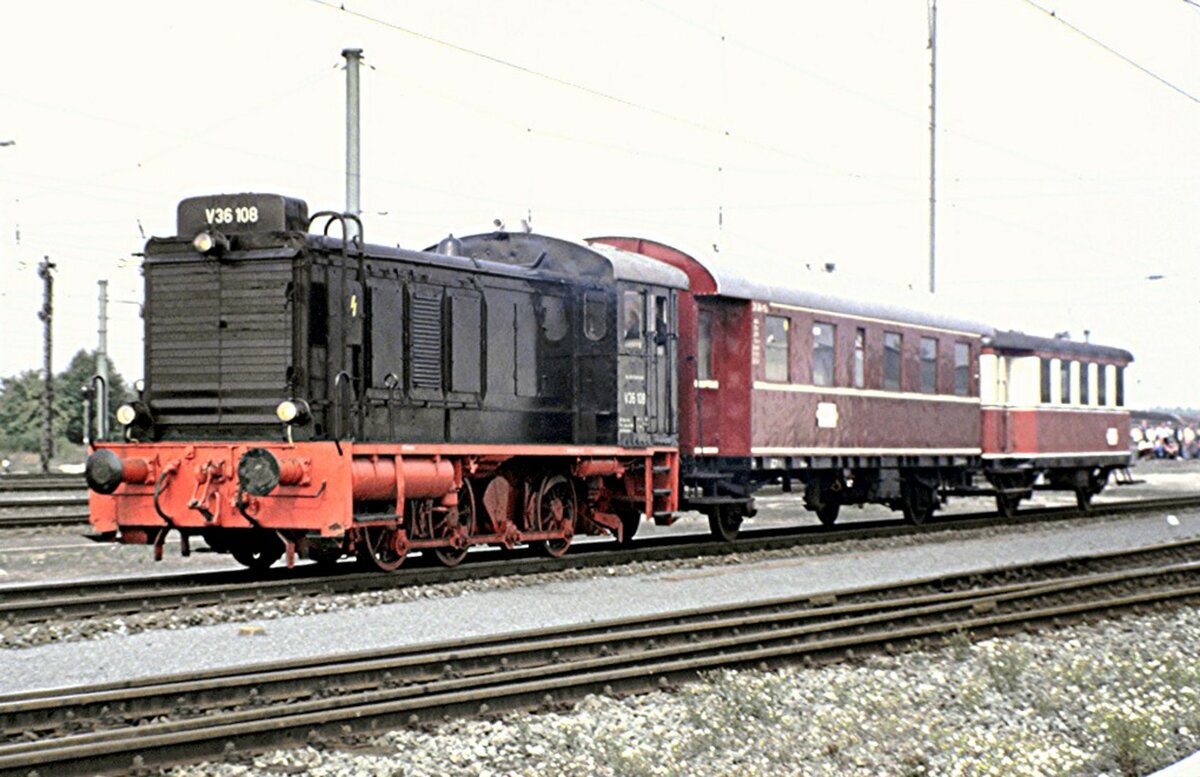 V 36 108 bei der Jubiläumsparade 150 Jahre Deutsche Eisenbahn in der Programm-Nummer 5.5 Nahverkehrszug V 36 108 mit rotem Bi 29 und VS 145 in Nürnberg am 14.09.1985.