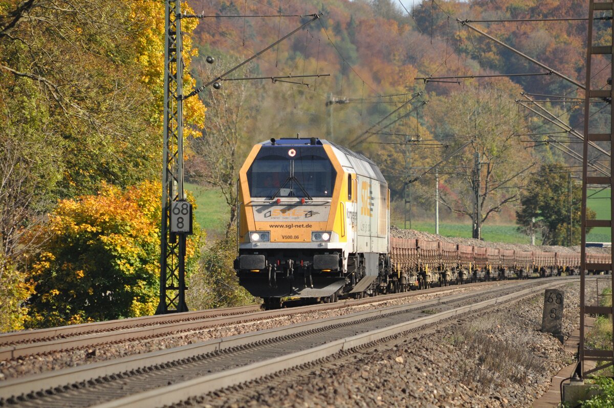 V 500-06 der SGL mit Schotterwagen Altmaterialzug bei Amstetten am 19.10.2012. Weitere Daten: 5000 PS (3750 kW); 16 Zylinder ABC Motor; Vmax 120 km/h.
