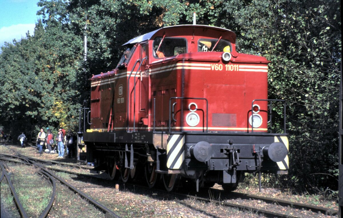 V 60 11011 der Fränkischen Museums-Eisenbahn (FME) bei der Parade zum Jubiläum 100 Jahre DB Museum Nürnberg am 16.10.1999. Die vollständige Zuordnung ist: BR 345 / 346 (ex DR BR 105 / 106, DR V 60 D). Armin Danke für die Hilfe.