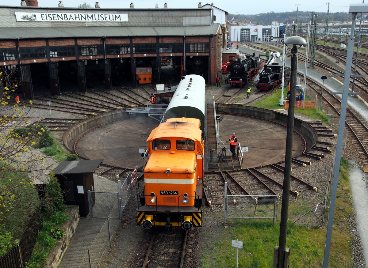 V 60 1264 im Bw Dresden Altstadt am 16.04.2015. Diese Lok trug einst die Nummer 345 119-2 (komplette Bezeichnung: 98 80 3345 119-2 D-RIS, steht am Lokrahmen). Die V 60 1264 ist f�r diese Lok eine Kunstnummer, wobei die richtige Nummer: 105 119-2, ab 1992 345 119-2 w�re. Die Lok ist unter der Fabriknummer 17564 im VEB Lokomotivbau Elektrotechnische Werke  Hans Beimler  in Hennigsdorf erbaut worden. (Informationen aus: Gastbeitrag von Heiko Vogler auf Eisenbahnseite.de)
