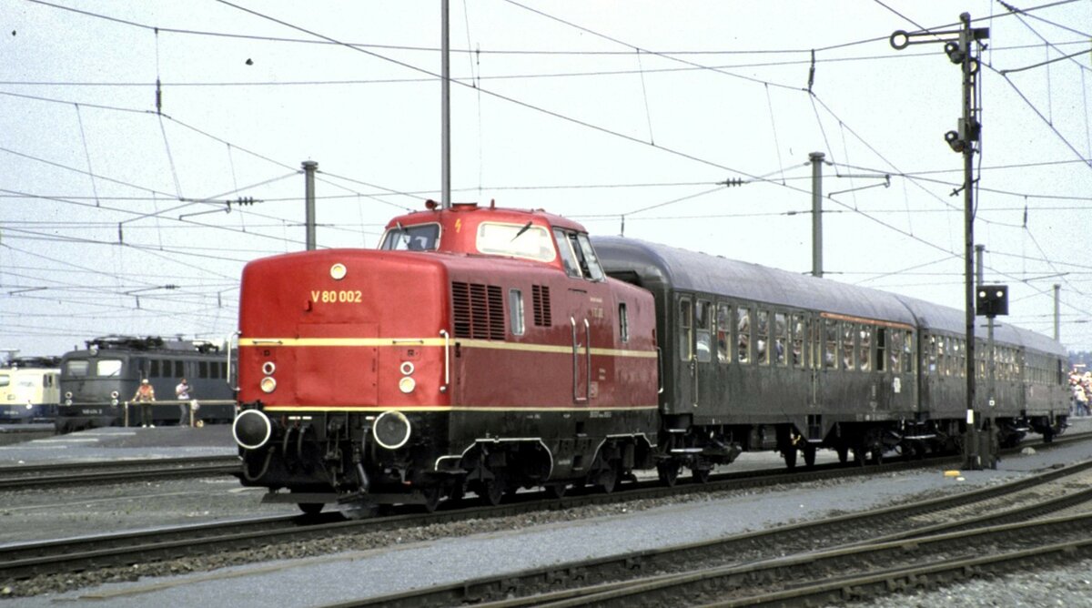 V 80 002 bei der Jubiläumsparade 150 Jahre Deutsche Eisenbahn mit Leichtschnellzug aus 3 x LS Mitteleinstiegswagen (Byl, AByl, BDylsf) in Nürnberg am 14.05.1985.