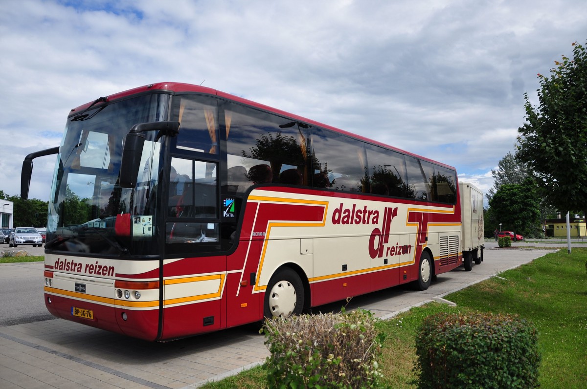 Van Hool Acron mit einem Radanh�nger von Dalstra Reisen.nl im Juni 2015 in Krems gesehen.