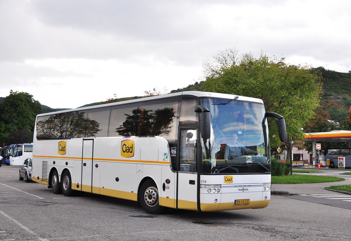 VAN HOOL T916 Acron von Oad Reisen aus den NL am 16.August 2014 in Krems gesehen.