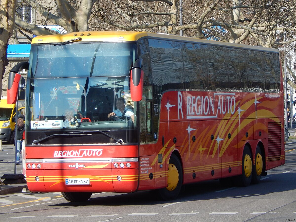Van Hool T916 von Region Auto aus der Ukraine in Berlin.