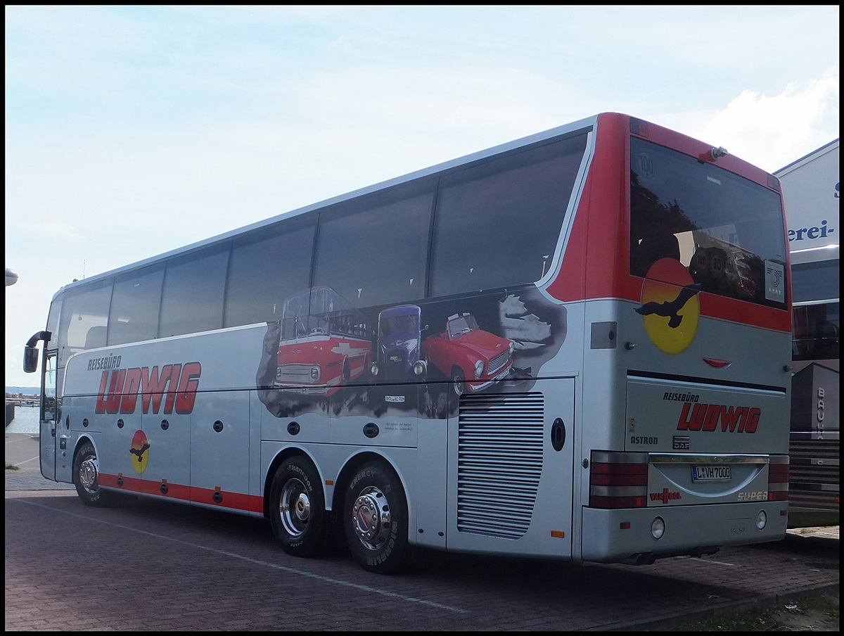 Van Hool T916 vom Reisebro Ludwig aus Deutschland im Stadthafen Sassnitz.