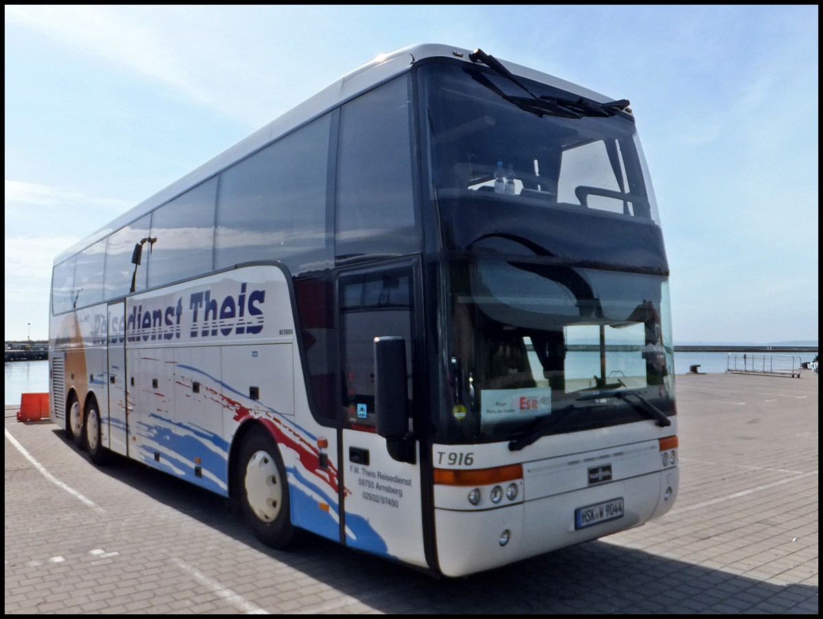 Van Hool T916  vom Reisedienst Theis aus Deutschland im Stadthafen Sassnitz.