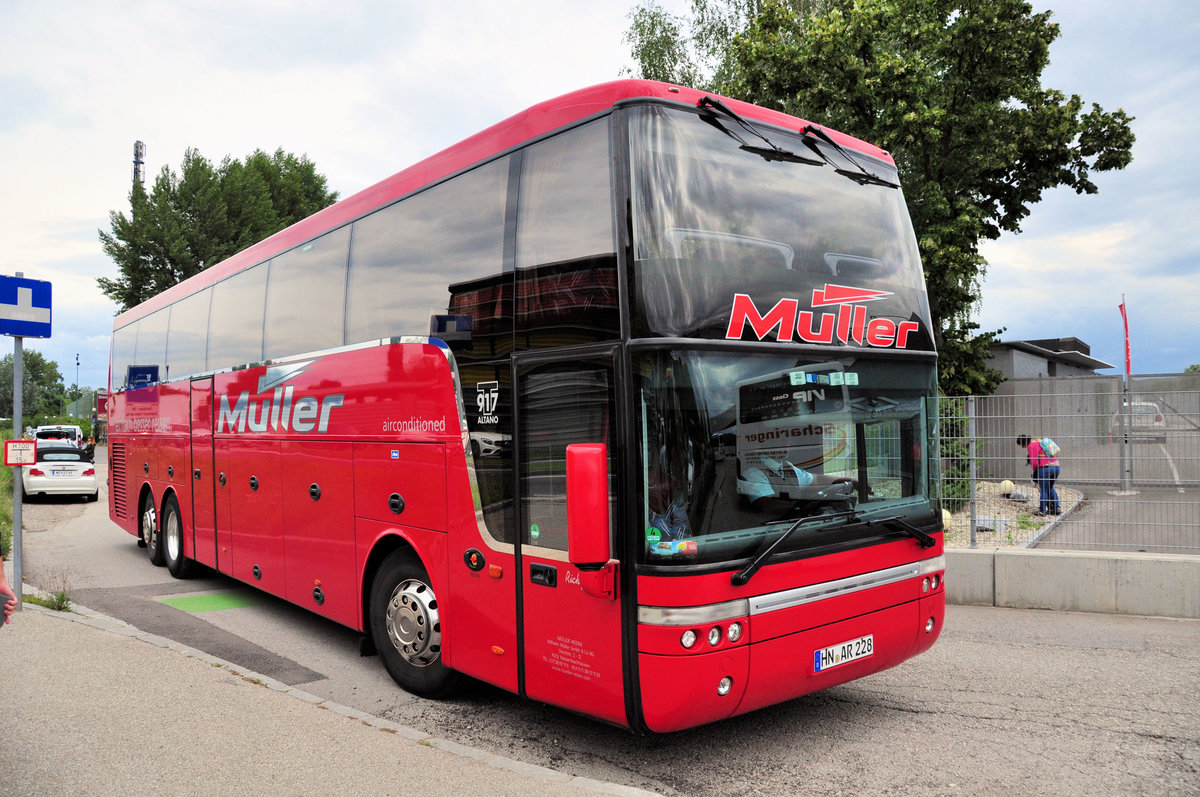 Van Hool T917 Altano von Mller Reisen aus der BRD in Krems gesehen.