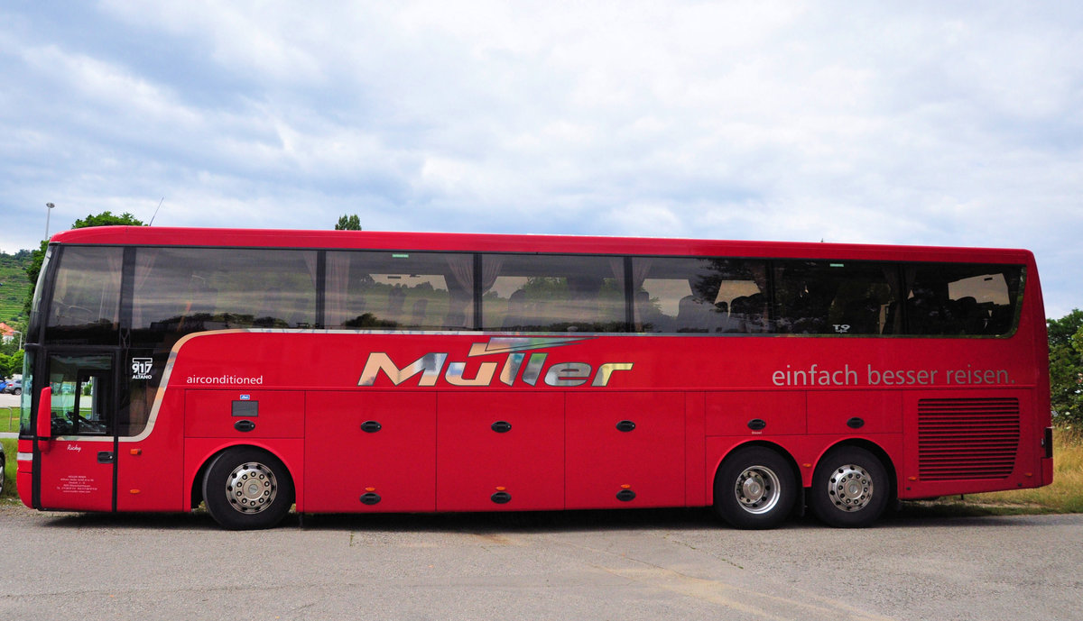 Van Hool T917 Altano von M�ller Reisen aus der BRD in Krems gesehen.