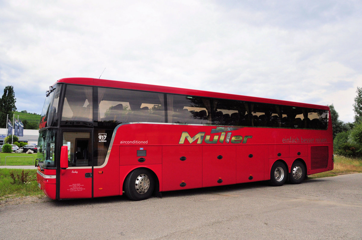 Van Hool T917 Altano von M�ller Reisen aus der BRD in Krems gesehen.