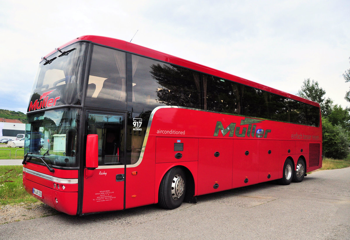 Van Hool T917 Altano von M�ller Reisen aus der BRD in Krems gesehen.