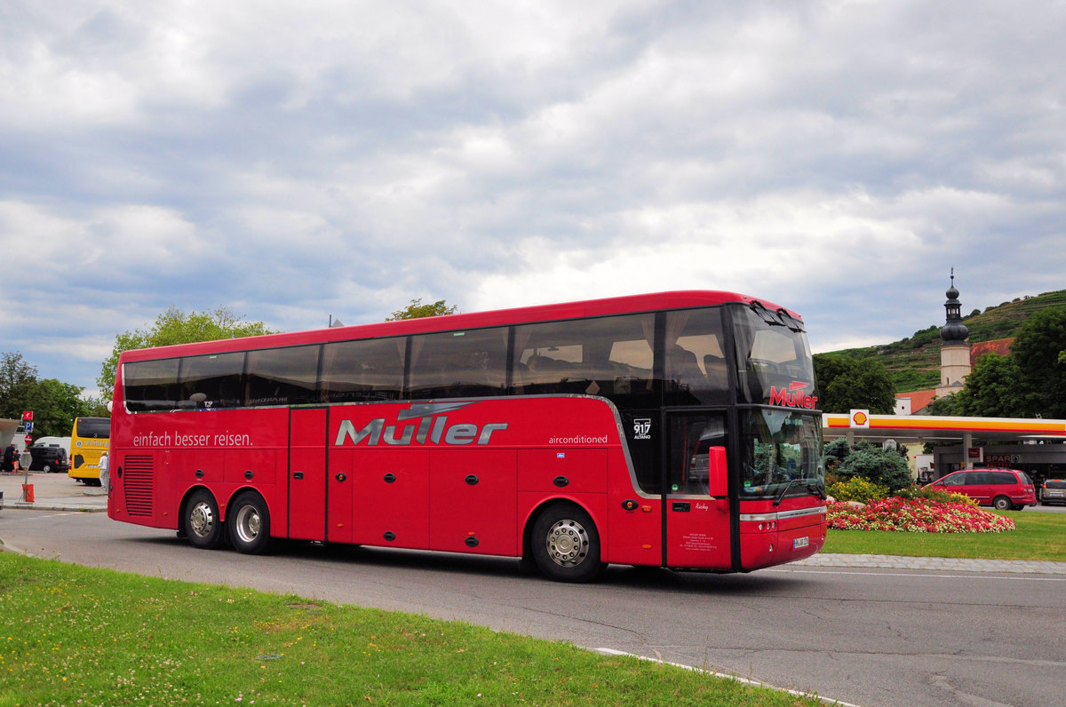 Van Hool T917 Altano von M�ller Reisen aus der BRD in Krems gesehen.