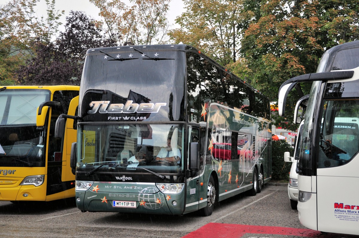 Van Hool von Tieber Busreisen + Reiseb�ro aus der Steiermark/�sterreich am 12.Juli 2014 in Krems gesehen.